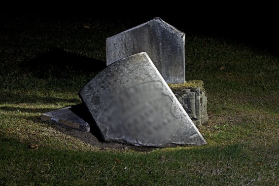 Արտաշատում հայրը մուրճով ջարդել-փշրել է դստեր գերեզմանաքարը՝ ենթադրելով, թե այն տեղադրել է դստեր ընկերը