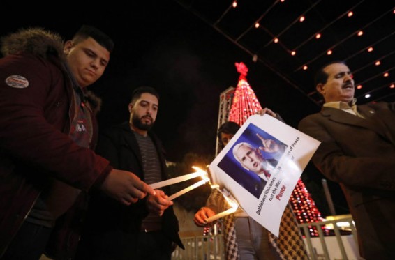 Պաղեստինցի ցուցարարներն այրել են ԱՄՆ փոխնախագահի նկարով պաստառը՝ նրա այցին ընդառաջ