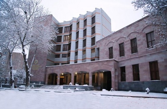 Վերելակում դանակի սպառնալիքով հափշտակել են անչափահասի բջջային հեռախոսը և գումարը