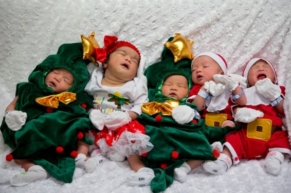 Բանգկոկում նորածիններին հագցրել են եղևնու և Սանտա Կլաուսի կոստյումներ