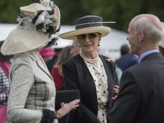 Բրիտանացի արքայադուստրը ներողություն է խնդրել Թագուհու հետ ճաշկերույթին «ռասիստական զարդով» ներկայանալու համար