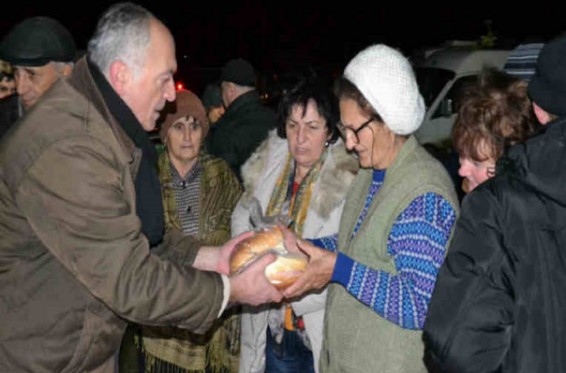 Լարսի ավտոճանապարհին կանգնած ուղևորներին սննդամթերք է բաժանվում