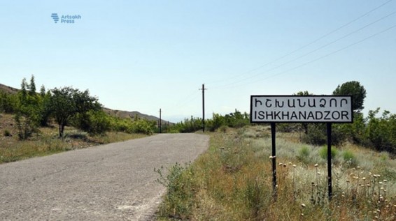 В селе Ишханадзор в Арцахе продолжается активное жилищное строительство
