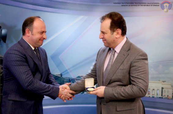 Photo. ՀՀ պաշտպանության նախարարն այցելել է «Միր» միջպետական հեռուստառադիոընկերության ազգային մասնաճյուղ