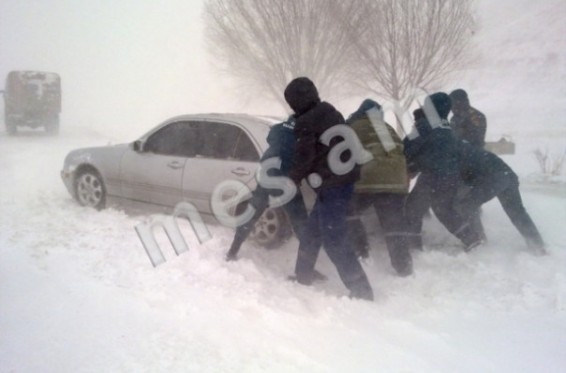 Փրկարարները Գետափ-Մարտունի ճանապարհին արգելափակումից դուրս են բերել առանց համարանիշների 4 Mercedes և ավտոբուս