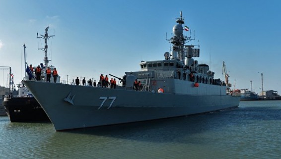 В Каспийском море эсминец ВМС Ирана столкнулся с волнорезом