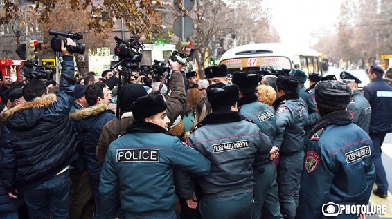 Митингующие потребовали от омбудсмена Армении контролировать проблему со здоровьем участников группы «Сасна црер»