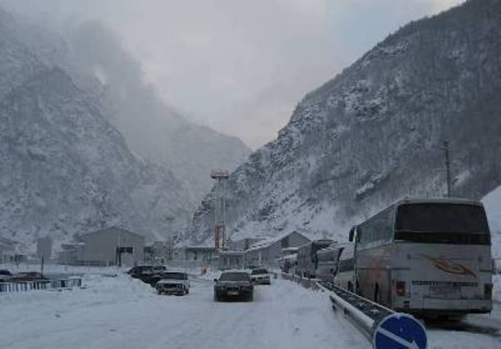 Լարսը բաց է միայն մարդատար մեքենաների համար. ռուսական կողմում կուտակված է 57 բեռնատար ու 12 մարդատար