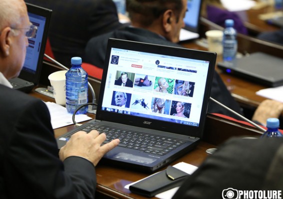 Օրվա կադրը. Արտաշես Գեղամյանը նիստի ընթացքում դիտում է նաեւ Վոլոչկովայի լուսանկարները