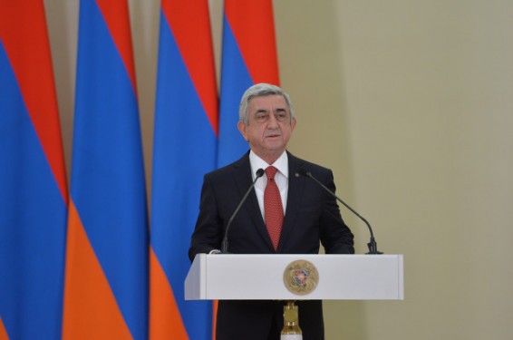 Ձեր ոչ մի գործ աննկատ չի՛ մնացել, ձեր և ձեր զինակիցների շնորհիվ ապրում ու արարում է Հայաստանը. Սերժ Սարգսյանը պարգևներ և բարձրագույն զինվորական կոչումներ է շնորհել