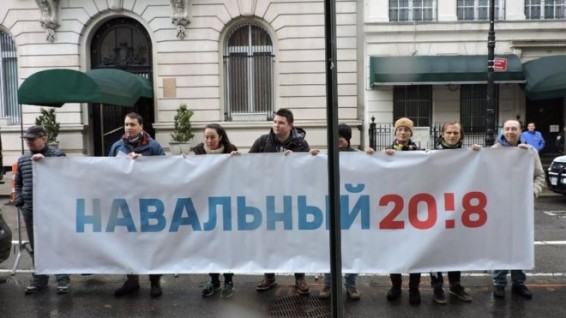 Сторонники Навального в Нью-Йорке пришли к генконсульству России