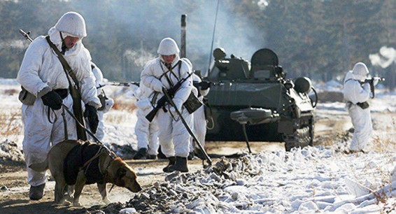 Российские военные расчистили дорогу для колонны военной техники
