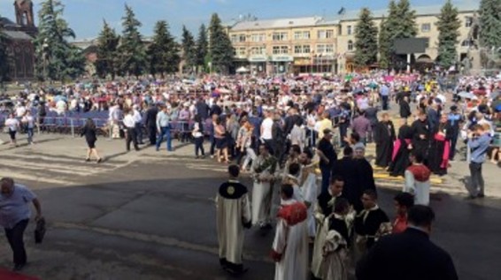 Վրաստանից հազարավոր մարդիկ են եկել Գյումրի` Հռոմի պապի պատարագին մասնակցելու համար