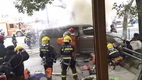 VIDEO: В Шанхае фургон въехал в толпу пешеходов