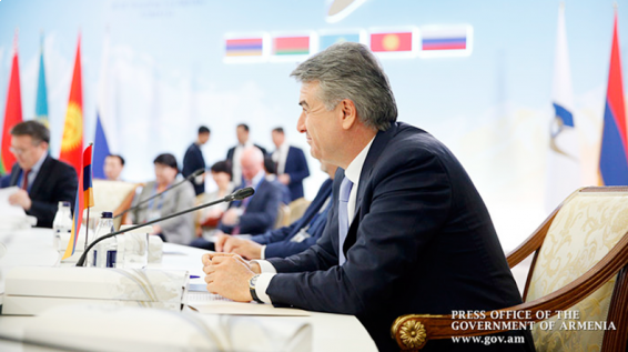 Կարեն Կարապետյանն առանձնազրույց է ունեցել Ուզբեկստանի վարչապետի հետ