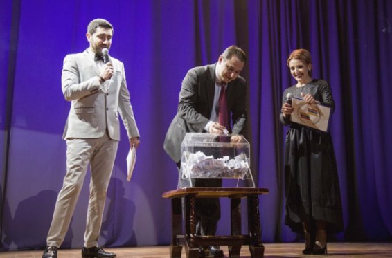 Արցախի 4 երեխա ունեցող ընտանիքները դրամական աջակցություն ստացան բարերար Սամվել Կարապետյանի կողմից