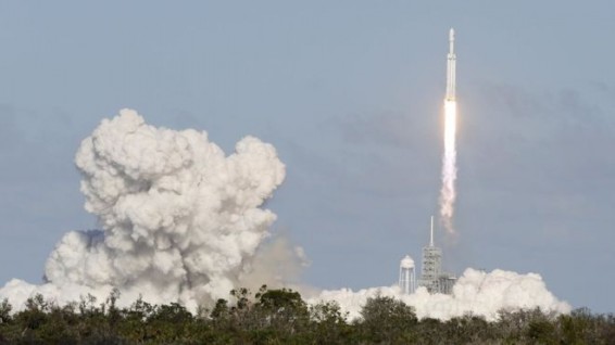 SpaceX запустила в космос ракету Falcon Heavy с кабриолетом Tesla