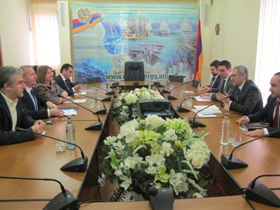 Աշոտ Մանուկյանը բրիտանացի դիվանագետին ներկայացրել է արեւային կայանների ստեղծման ծրագրերը
