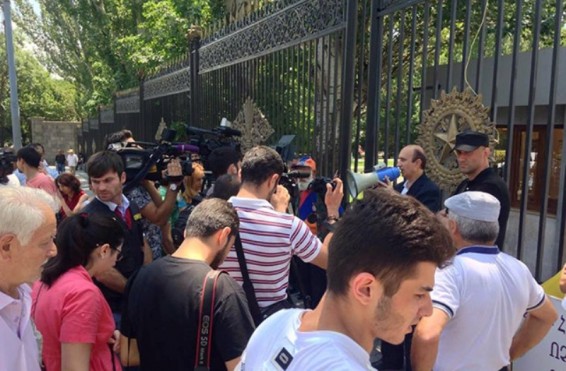 «ՀՀԿ-ականները չունեն այդքան ողնաշար, որ մերժեն ՀՕՊ համաձայնագիրը». Ակցիա ԱԺ շենքի առջև