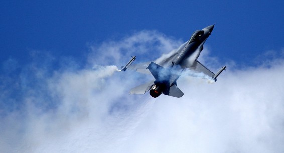 Истребитель США F-16 загорелся в воздухе над Японией