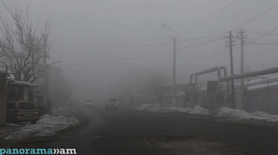 На дорогах Спитака и Капана в Армении наблюдается густой туман