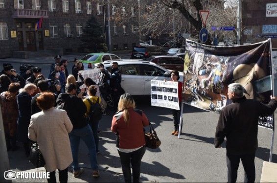 «Մարտի 1-ի սպանություններ. բռնակալությանը չենք ներելու». «Երկիր Ծիրանին» բողոքի ակցիա է իրականացնում ԱԱԾ շենքի մոտ