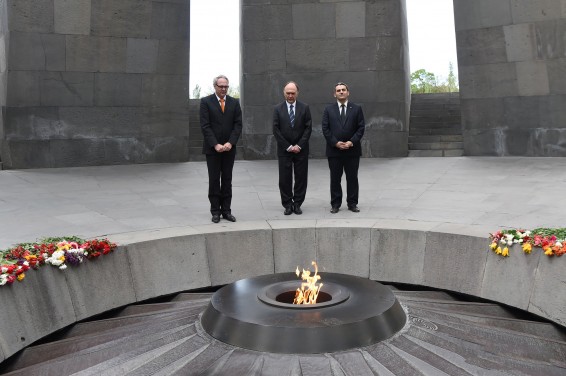 Բունդեսթագի պատգամավորը Ծիծեռնակաբերդում հարգել է Հայոց ցեղասպանության զոհերի հիշատակը