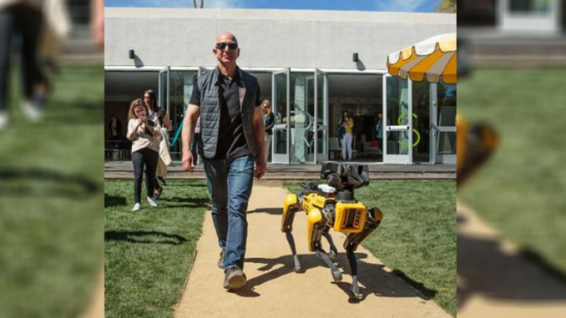 Amazon- ի հիմնադիրը ռոբոտ շանը զբոսանքի է հանել