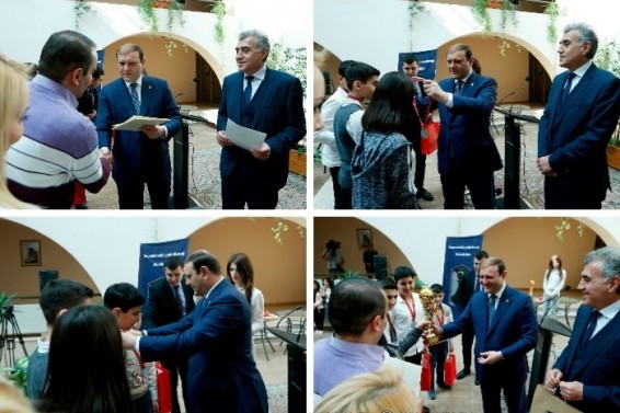 Քաղաքապետ Տարոն Մարգարյանը պարգևատրել է ՀՀ դպրոցականների շախմատի 12-րդ օլիմպիադայի Երևան քաղաքի համայնքային փուլի հաղթողներին