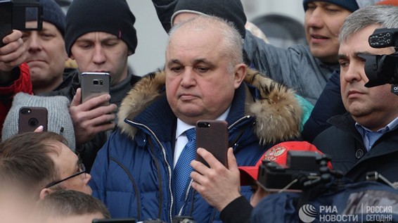 Вице-губернатор на коленях попросил у жителей Кемерово прощения за трагедию в торговом центре
