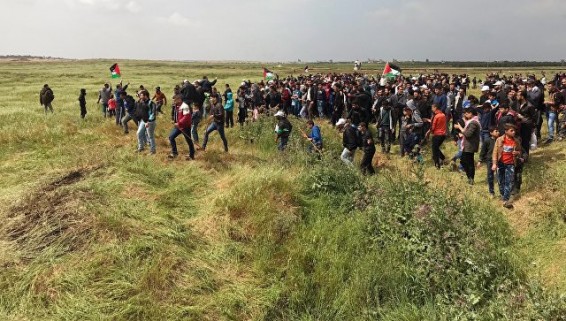 Протестующие у границы с Израилем палестинцы вступили в стычки с армией