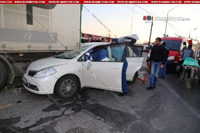 Երեւանում Nissan-ը մխրճվել է բեռնատարի մեջ. վիրավոր վարորդին մեծ դժվարությամբ դուրս են բերել մեքենայից