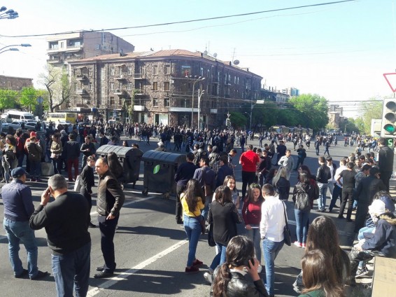 Ուղիղ. Երևանի արգելափակման գործընթացը