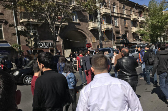 Video.«Ք...նեմ լավդ». վարորդն ու ուղևորները ծեծեցին ցուցարարներին՝ փորձելով վրաերթի ենթարկել նրանց