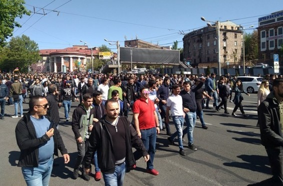 Video. «Միացեք, միացեք»․ Կորյուն -Հերացի փողոցը շարունակում է արգելափակված մնալ