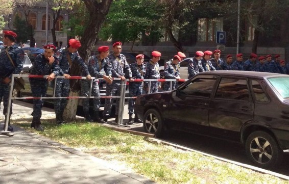 Ոստիկանները պաշարել են ՀՀԿ շենքը