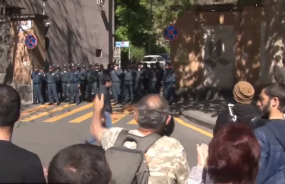 Սիրելի ոստիկաններ, դուք մեր եղբայրներն եք, ձեր դեմ պայքար չունենք․ Փաշինյան