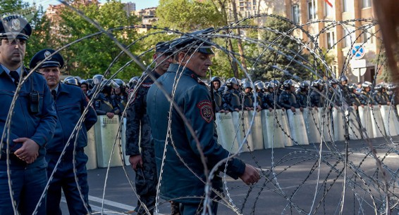 Полиция Армении заявила о намерении разогнать собрание оппозиции