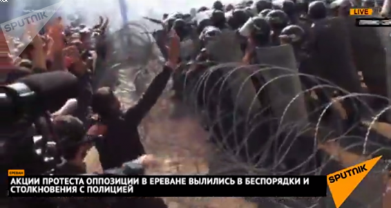 Ночь прошла спокойно, а утром майданщики пытались перекрыть проспект Маштоца