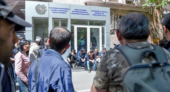 Протесты в Ереване: митингующие перекрывают входы в госучреждения