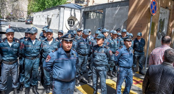 Полиция Армении вновь предупреждает, что может разогнать митинг