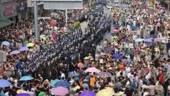 На юге Китая прошла необычно крупная акция протеста
