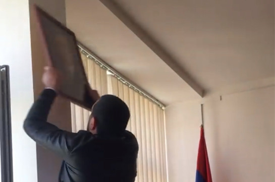 Բերման ենթարկված ցուցարարը ոստիկանության պատուհանից դուրս է շպրտել է Սերժ Սարգսյանի լուսանկարը