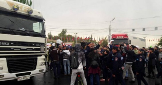 Ցուցարարները բեռնատարներով փակել են Կիևյան-Հալաբյան խաչմերուկը