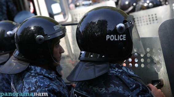 Полиция Армении вновь предупредила митингующих в Ереване о готовности применить спецсредства