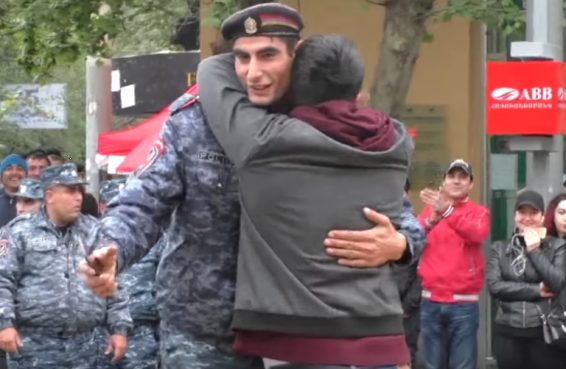 Video. Իրեն մոտեցող ոստիկանին Ալեն Սիմոնյանը ընդունում է գրկախառնությամբ
