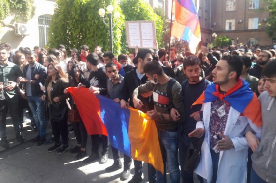ԵՊՀ-ում դասադուլ է, նստացույց և ապա քայլերթ կիրականացնեն Երևանի փողոցներով