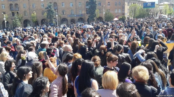 Վանաձորի «Գլորիա» կարի ֆաբրիկայում գործադուլ է, աշխատողները երթի են դուրս եկել