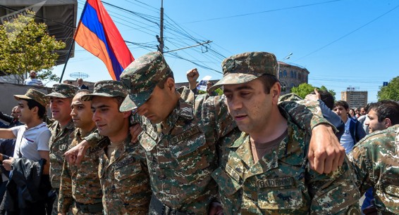 Митинг военных в Ереване: нужно ли их наказывать - адвокат
