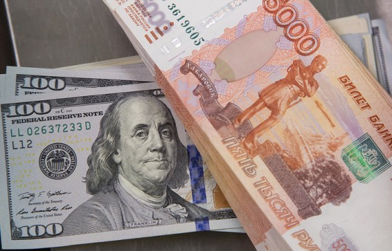 Путин подписал закон, разрешающий обмен валюты до 40 тыс. рублей без паспорта
